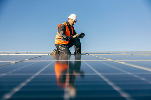 Une équipe d’experts en maintenance de panneaux solaires en action en Tunisie 