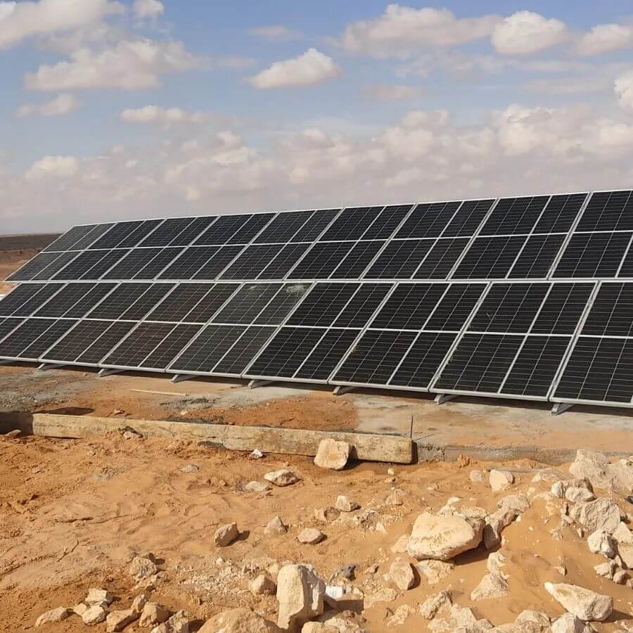 Technicien installant des panneaux solaires sur un toit en Tunisie pour une énergie propre et durable