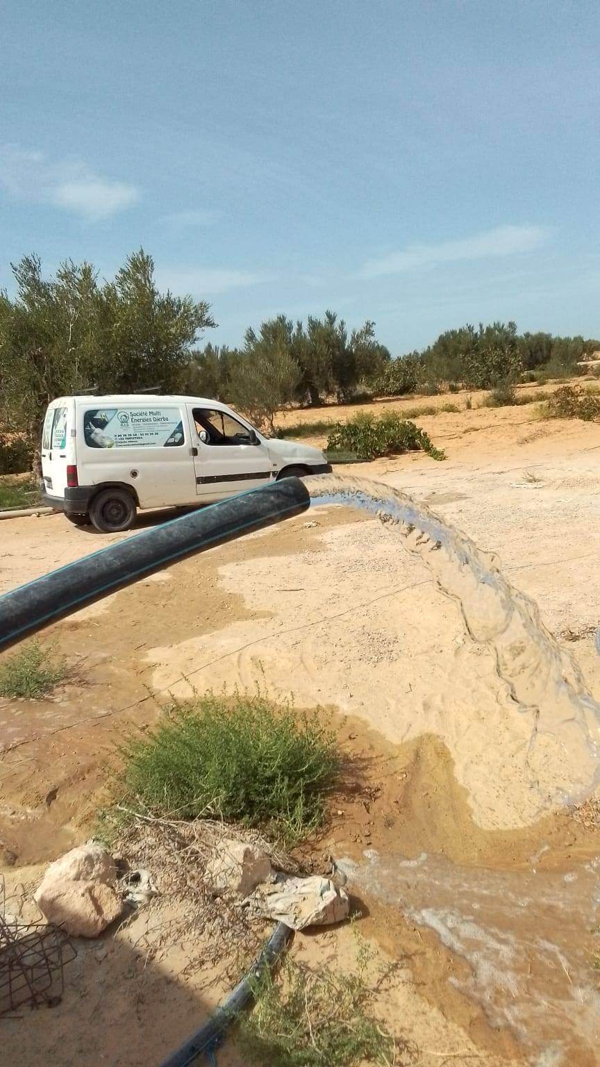 Technicien installant des panneaux solaires sur un toit en Tunisie pour une énergie propre et durable