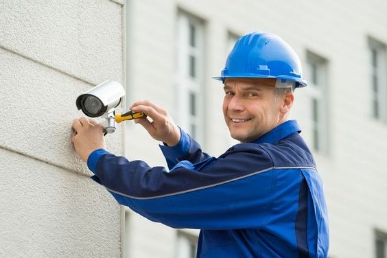 Caméra de surveillance alimentée par l'énergie solaire pour la sécurité des biens