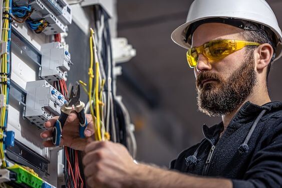 Électricité générale: installation et maintenance complètes